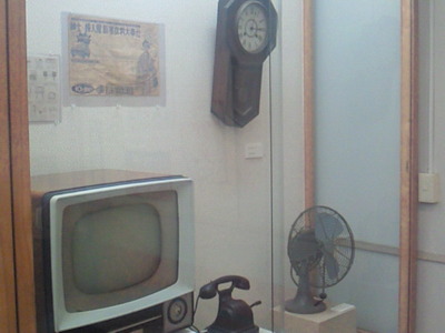 ブラウン管テレビと柱時計